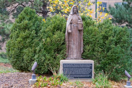 Foto de OMAHA, NE, Estados Unidos - 4 de noviembre de 2022: Estatua de Santa Juana Jugan en el campus de la Universidad de Creighton. - Imagen libre de derechos