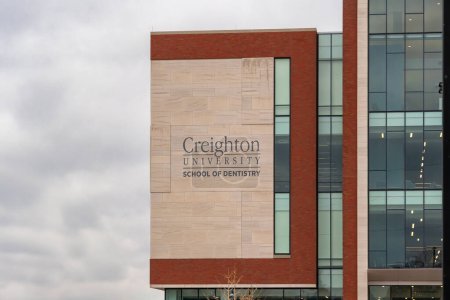 Foto de OMAHA, NE, EE.UU. - 4 DE NOVIEMBRE DE 2022: Escuela de Odontología en el campus de Creighton University. - Imagen libre de derechos