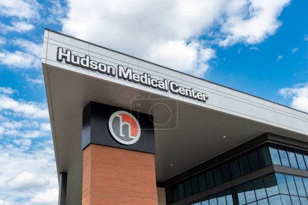 Téléchargez les photos : HUDSON, WI, USA - 5 JUILLET 2023 : Logo extérieur et logo de marque du Hudson Medical Center. - en image libre de droit