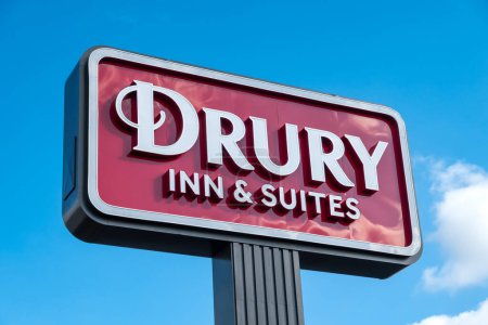 Foto de ESTE DE ST. LOUIS, IL, EE.UU. - 19 DE OCTUBRE DE 2023: Drury Inn and Suites motel exterior sign and trademark logo. - Imagen libre de derechos