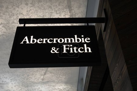 Foto de BLOOMINGTON, MN, Estados Unidos - 12 DE DICIEMBRE DE 2023: Tienda de Abercrombie y Fitch en el centro comercial Mall of America. - Imagen libre de derechos
