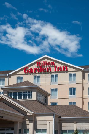 Foto de LARAMIE, WY, Estados Unidos - 13 de mayo de 2024: Hilton Garden Inn motel exterior and trademark logo. - Imagen libre de derechos