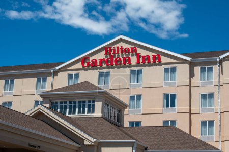 Foto de LARAMIE, WY, Estados Unidos - 13 de mayo de 2024: Hilton Garden Inn motel exterior and trademark logo. - Imagen libre de derechos