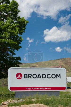 Foto de COLORADO SPRINGS, CO, USA - 20 DE MAYO DE 2024: Broadcom regional facility exterior sign and trademark logo. - Imagen libre de derechos