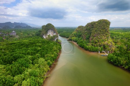 Drohnenaufnahmen von Mangroven und Hügeln in Krabi, Thailand