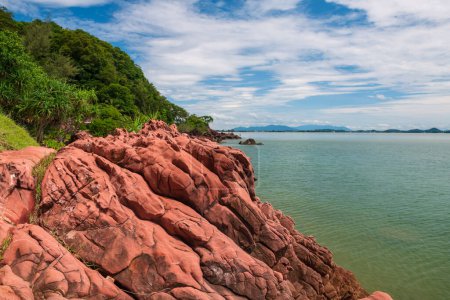 Téléchargez les photos : Beautiful scenic landscape of pink arkosic sandstone rock at cliff by the sea in Kung Krabaen Wildlife Reserve, Chanthaburi, Thailand. Famous travel destination in East of Siam or Thai. - en image libre de droit
