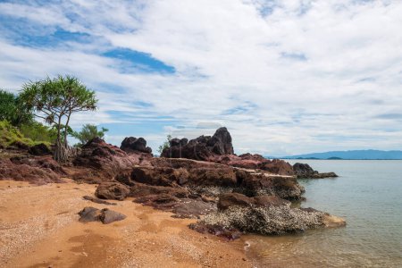 Téléchargez les photos : Beautiful scenic landscape of pink arkosic sandstone rock and tree by the sea in Kung Krabaen Wildlife Reserve, Chanthaburi, Thailand. Famous travel destination in East of Siam or Thai. - en image libre de droit