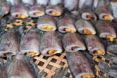 Foto de Snake Skin Gourami Fish llamado Pla Salit en idioma tailandés para vender en el mercado fresco tailandés - Imagen libre de derechos