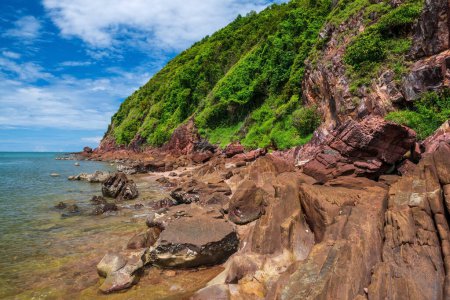 Téléchargez les photos : Beau paysage de rochers de grès arkosique rose le long de la côte maritime agianst ciel bleu dans la réserve faunique de Kung Krabaen, Chanthaburi, Thaïlande. Destination de voyage célèbre à l'Est du Siam ou en Thaïlande. - en image libre de droit