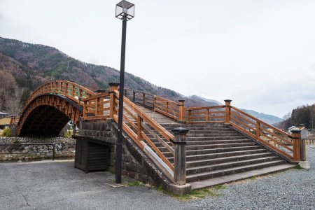 Foto de El puente de madera de Kiso Ohashi en Narai juku preservó la histórica ciudad posterior, Shiojiri, Nagano, Japón. Famoso destino de viaje o punto de referencia en Chubu. - Imagen libre de derechos
