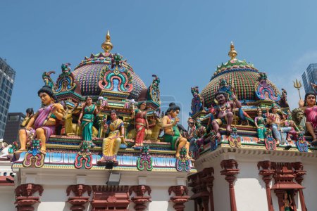 Téléchargez les photos : Belle statue sculptée sur le toit au Sri Mariamman Temple, Singapour. Cette célèbre destination touristique située à Chinatown est le plus ancien temple hindou de Singapour.. - en image libre de droit