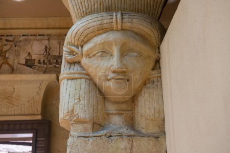 Téléchargez les photos : Ancien monument de calcaire féminin égyptien avec peinture sur mur - en image libre de droit