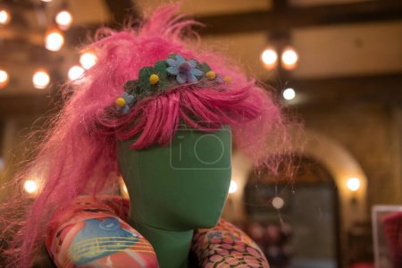 Foto de Maniquí señora modelo sin rostro con pelo rosa en el centro comercial - Imagen libre de derechos