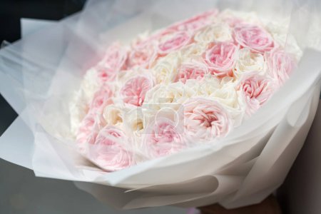 Rosa und weiße Blumensträuße für Hochzeitsfeier oder Valentinstag.