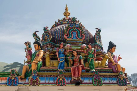 Téléchargez les photos : Magnifique statue de dieu hindou sur le toit du temple Sri Mariamman, Singapour. Cette célèbre destination touristique située à Chinatown est le plus ancien temple hindou de Singapour.. - en image libre de droit