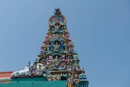 Foto de Estatua de dios hindú por el techo en el templo de Sri Mariamman, Singapur. Este famoso destino de viaje ubicado en Chinatown es el templo hindú más antiguo de Singapur. - Imagen libre de derechos