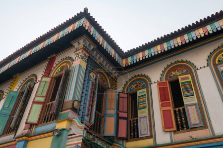 Foto de Coloridas ventanas y la pared de Tan Teng Niah casa en el segundo piso en Little India, Singapur. Famoso destino de viaje y punto de referencia para turistas en la ciudad india. - Imagen libre de derechos