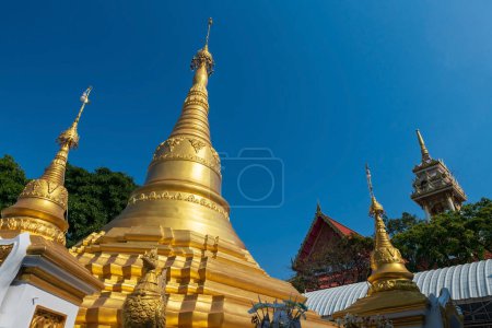 Foto de Pagoda dorada o chedi de Wat Phai Lom contra el cielo azul en Koh Kret o Kred, Nonthaburi, Tailandia. - Imagen libre de derechos