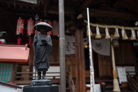 Foto de Estatua budista japonesa del monje sosteniendo un palo frente al templo Fukusho-in, Nagoya, Japón - Imagen libre de derechos