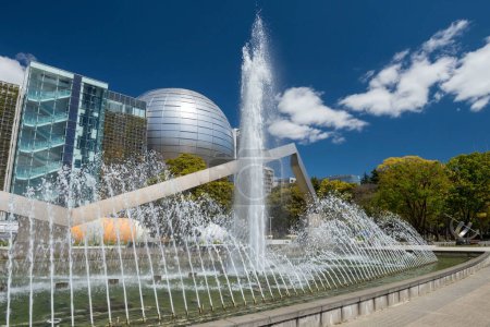 Foto de Nagoya, Japón - 11 de abril de 2019: exposición de fuentes en el parque frente al museo de ciencias de Nagoya construyendo arquitectura contra el cielo azul en Aichi, Japón. - Imagen libre de derechos