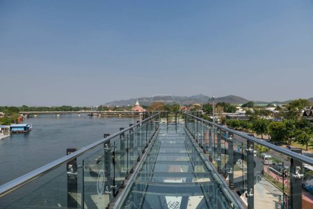 Foto de Skywalk y observación al aire libre Cubierta hecha de vidrio transparente con hermosa vista de la ciudad de Kanchanaburi por río en verano, Tailandia. Famoso destino de viaje y turista. - Imagen libre de derechos