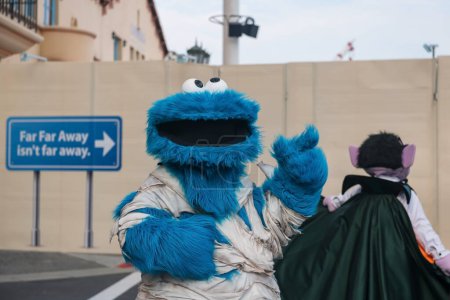 Foto de Cookie Monster desfile bailando en Sesame Street Party en los estudios Universal. Famoso parque de atracciones y destino para niños.. - Imagen libre de derechos