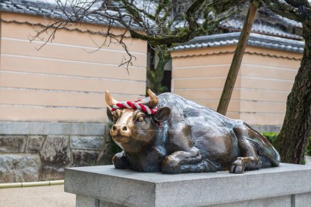 Japanische Bullen- oder Ochsengottsstatue in Dazaifu Tenmangu in Fukuoka, Japan. Touristen können schlauer werden und ihr Wissen erweitern, indem sie der Statue auf den Kopf tätscheln.