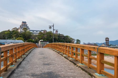 Blick auf die Burg von Karatsu von der Jyounai-Brücke in der Stadt bei Sonnenuntergang, Saga, Japan. Hier ist das Seeschloss, das als Tanzender Kranich bekannt ist.