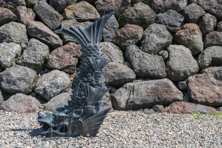 Shachihoko, ein imaginärer Fisch mit Tigerkopf, wird vor der Shimabara-Burg in Nagasaki, Japan, an einem Seil festgebunden. Shachi mythische Fischstatue normalerweise auf jeder Seite des Daches dekoriert, um Feinde fernzuhalten.