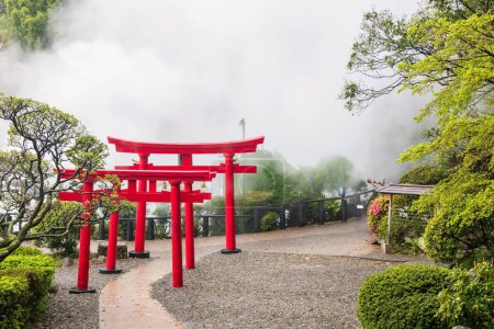 Rotes Torii-Tor mit starkem Dampf in der Umi Sea Hell von Kamado Jigoku im Frühling, Beppu, Oita, Japan. Berühmtes Reiseziel und eine der berühmtesten fotogenen der acht Höllen.