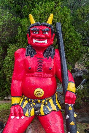 Rote oni Dämonenstatue in Kamado Jigoku, Beppu, Oita, Kyushu, Japan. Reiseziel und berühmtestes fotogenes von 8 Höllen. Japanische Sprache bedeutet Furnace auf Englisch.