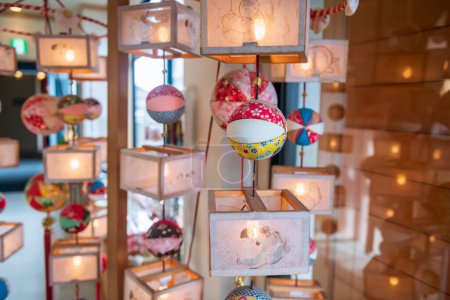 Sagemon colgando decoración dentro del hotel, Yanagawa, Fukuoka, Japón. Las muñecas japonesas Hina expresan el deseo tradicional de la gente de Yanagawa de tener una salud sana y pretendientes decentes para las niñas