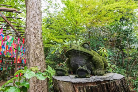 Steinstatue der Froschfamilie im Nyoirinji-Tempel, Ogori, Fukuoka, Japan. Hier ist berühmt für die Krötenfigur Kaeru dera, während der formale Name Seieizan Nyoirin-ji ist.