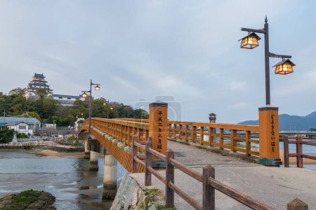 Blick auf die Jyounai-Brücke über den Matsuura-Fluss und die Burg Karatsu in der Stadt bei Sonnenuntergang, Saga, Japan. Schloss am Meer, bekannt als Tanzender Kranich. Japanische Sprache bedeutet im März 1991 gebaut und viel Glück.