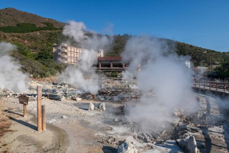 Eingang zum Höllental Jigoku mit Ryokan Hotel am Mount Unzen onsen Thermalbad bei Shimabara, Nagasaki, Kyushu, Japan. Heißes Wasser, Schwefelgas und Dampf strömen aus beheizten vulkanischen Quellen aus.