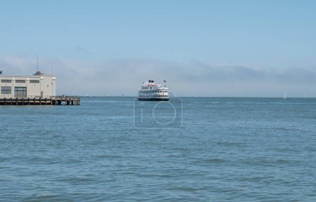 Téléchargez les photos : SAN FRANCISCO, CALIFORNIE, États-Unis- 12 AOÛT 2023 : Vue sur l'océan dans la baie de San Francisco par une journée ensoleillée avec un ciel bleu - en image libre de droit