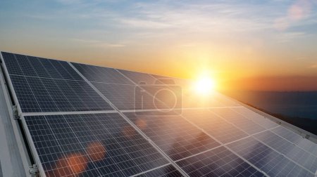 Photo pour Système de panneaux solaires, panneaux photovoltaïques sur le toit. Concept d'électricité alternative ressource durable - image libre de droit