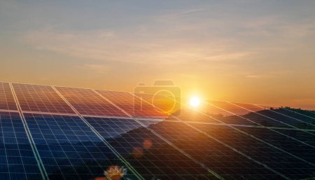 Concepto de energía sostenible ambiental. Paneles solares de energía limpia generando electricidad. Células fotovoltaicas al atardecer.