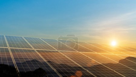 Ökologisch nachhaltiges Energiekonzept. Sonnenkollektoren reinigen die Stromerzeugung. Photovoltaikzellen auf dem Sonnenuntergang.