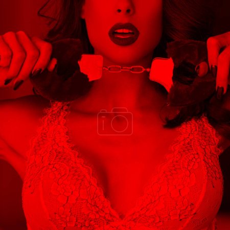 Téléchargez les photos : Femme sexy avec des lèvres rouges tenant les menottes gros plan, désir, bdsm - en image libre de droit