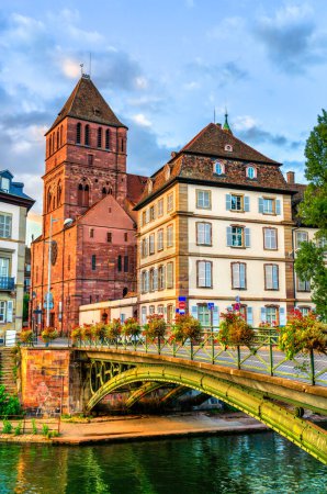 Foto de Iglesia de Santo Tomás y puente sobre el Ill en Estrasburgo, Francia - Imagen libre de derechos
