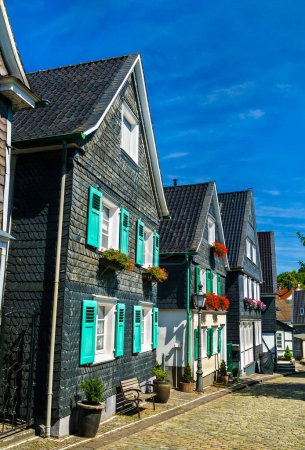 Foto de Casas históricas de pizarra en Solingen-Grafrath - Renania del Norte-Westfalia, Alemania - Imagen libre de derechos