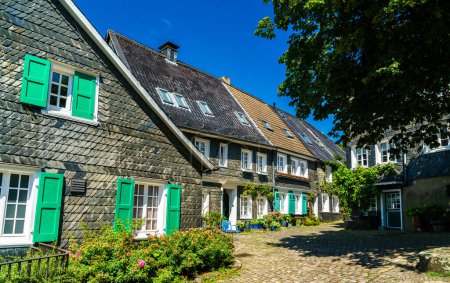 Foto de Casas históricas de pizarra en Solingen-Grafrath - Renania del Norte-Westfalia, Alemania - Imagen libre de derechos