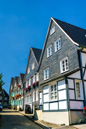 Foto de Casas históricas de entramado de madera y pizarra en Solingen-Grafrath - Renania del Norte-Westfalia, Alemania - Imagen libre de derechos