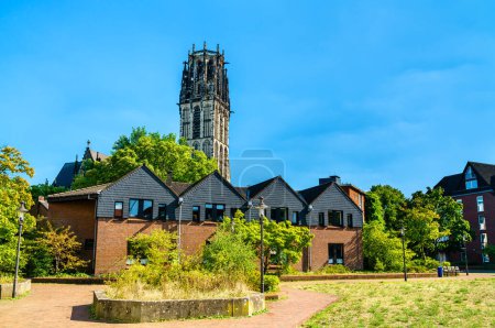 Téléchargez les photos : Maisons et Eglise de Notre Sauveur à Duisburg - Rhénanie-du-Nord-Westphalie, Allemagne - en image libre de droit