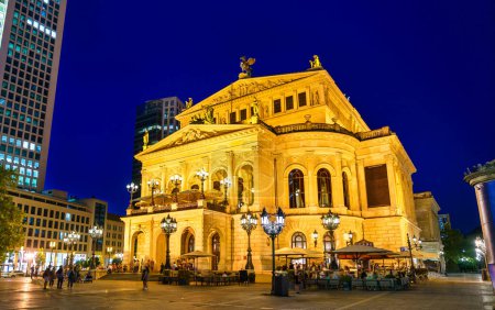 Foto de Frankfurt Alte Oper, an opera house in Germany at night - Imagen libre de derechos