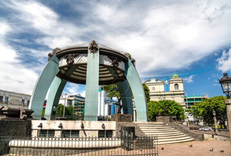 Parque Central con quiosco y catedral en San José la capital de Costa Rica