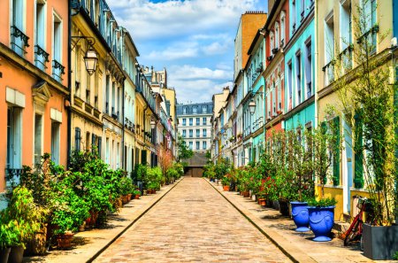 Foto de Calle Rue Cremieux con casas coloridas en el distrito 12 de París, Francia - Imagen libre de derechos