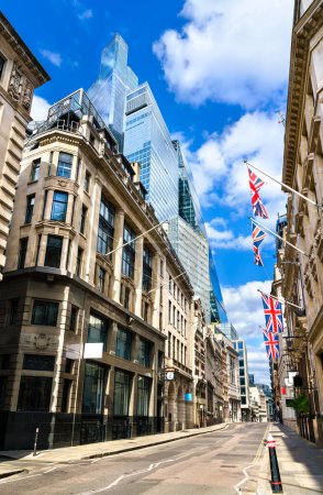 Foto de Cornhill Street con banderas del Reino Unido en la City de Londres, Inglaterra - Imagen libre de derechos