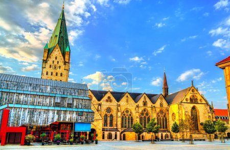 Téléchargez les photos : Cathédrale de Paderborn en Rhénanie du Nord-Westphalie, Allemagne au coucher du soleil - en image libre de droit